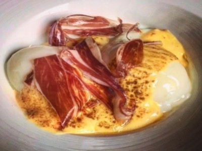  Jamón Ibérico con Huevos a Baja Temperatura y Salsa Holandesa
