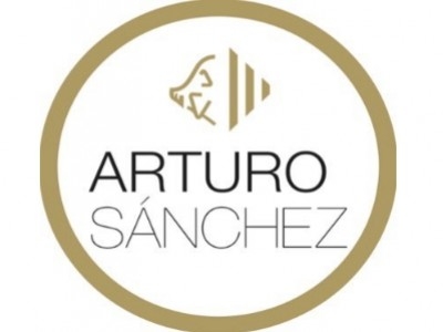 Arturo Sánchez: Cerdos Ibéricos con Dos Montaneras.